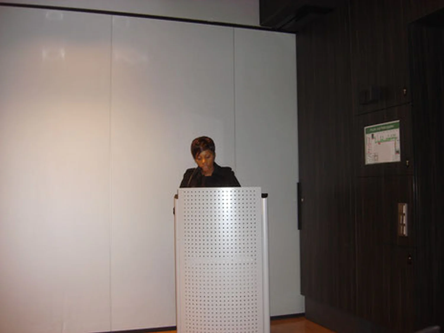 MVFPoor.org - AfrikMVFPoor.org - Frau sprichtanische Schüler und Lehrer