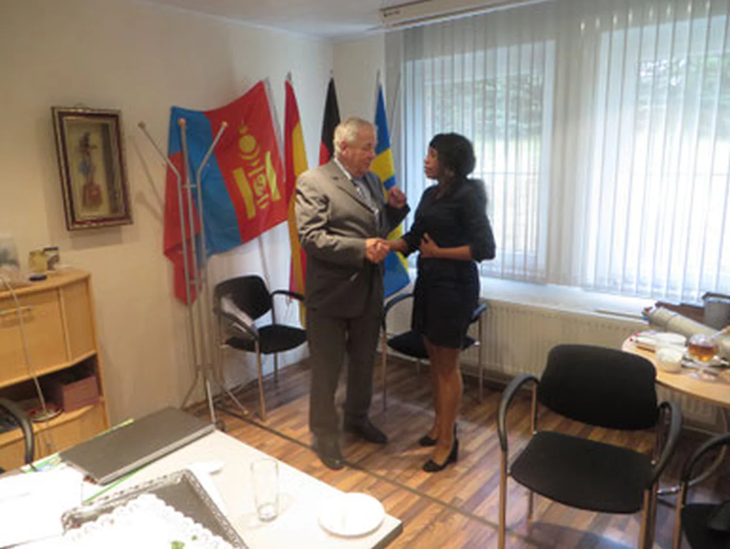 MVFPoor.org - Händeschütteln